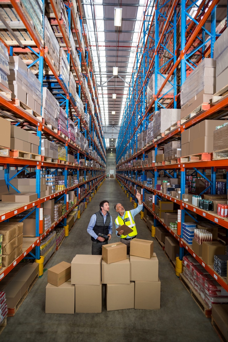 Photo warehouse workers checking the inventory