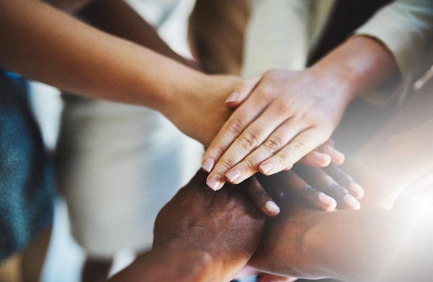 Waren allemaal zeer toegewijd aan onze missie Bijgesneden opname van een groep zakenmensen die hun handen op elkaar stapelen