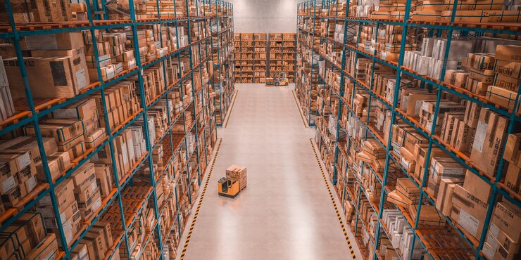 Warenhuis vol goederen. concept van industrie en logistiek. 3D render.