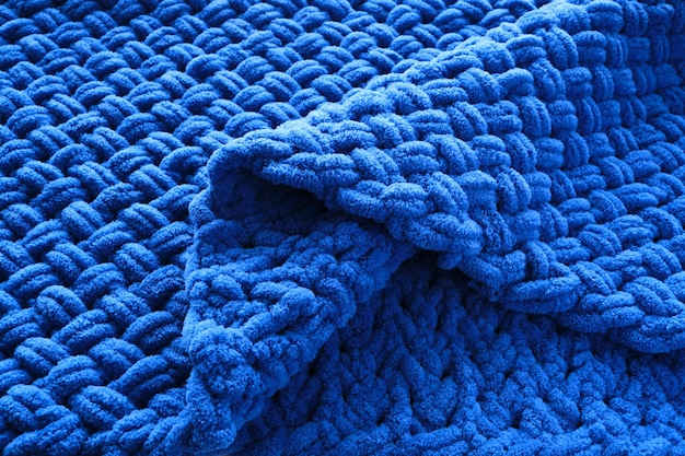 Warm blauw gekleurde deken, comfort en warmte in huis.