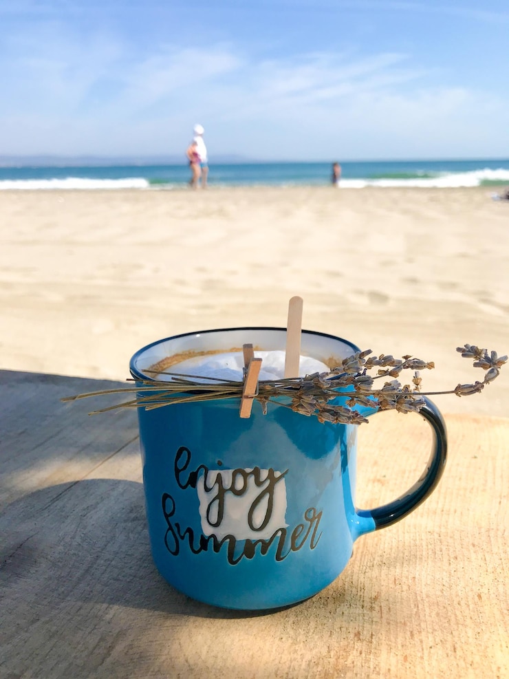 Photo warm cappuccino on the beach