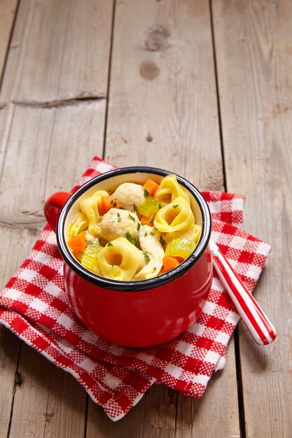 Zuppa calda di tortellini con polpette di pollo