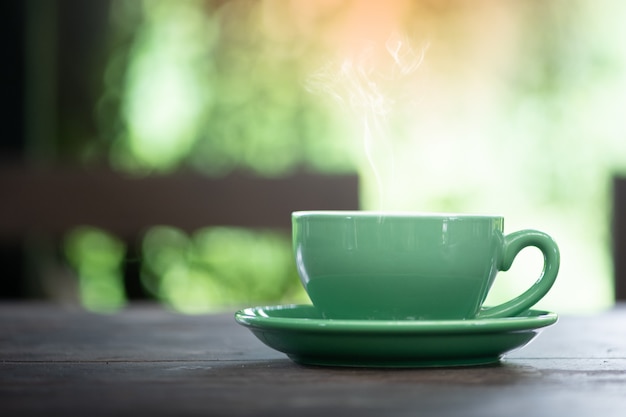 Foto il caffè caldo emette vapore caldo dal bicchiere