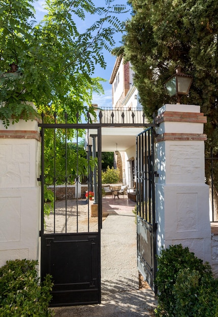 Foto cortile caldo con tavolo e sedie in spagna