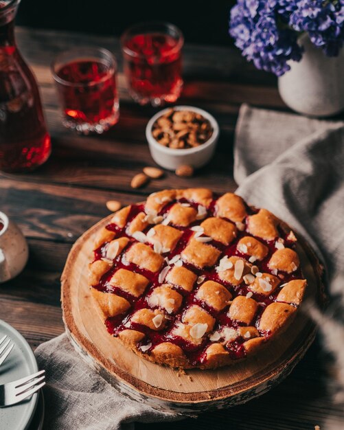 Foto torta di ciliegio calda e accogliente su una tavola rustica