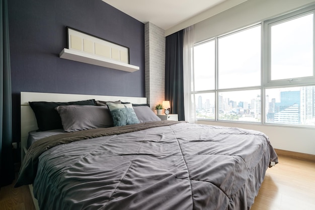 ベッド モックアップ ポスター フレームと寝具部屋スペースの暖かく居心地の良いインテリア 居心地の良い家の装飾