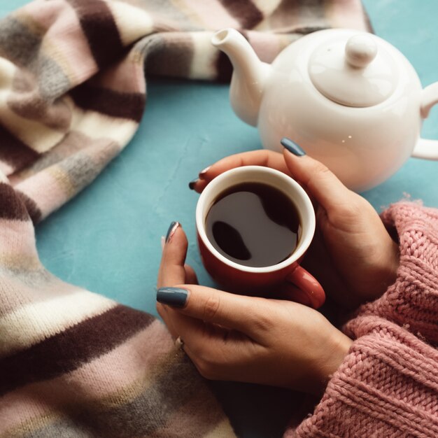 Warm en comfortabel concept. vrouw drinkt hete thee op een koude herfstdag om verkoudheid of griep te behandelen