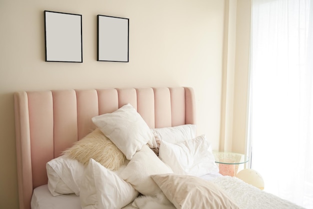 Warm en gezellig interieur van slaapruimte met roze bed mock up posterframe Gezellig huisdecor