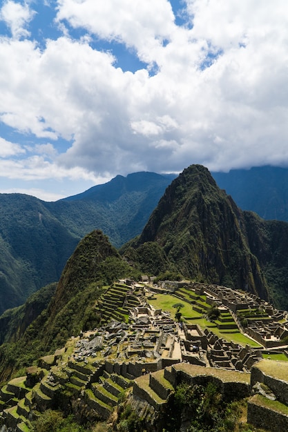 Warm en zonnig uitzicht op Machu Picchu en Huayna Picchu