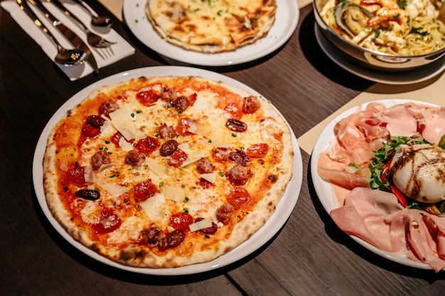 Warm geserveerd Pizza Carbonara op de tafel.