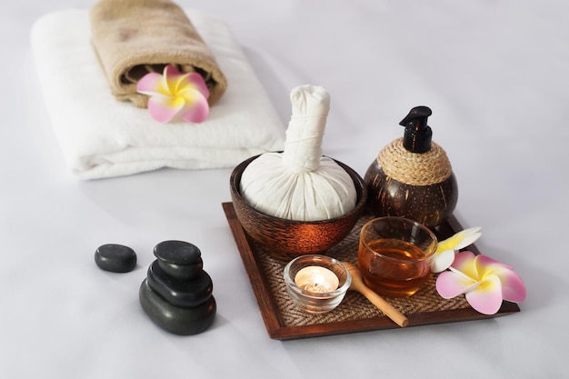 Warm kompres kruiden Sfeer kaars honing glas op Kruiden dienblad voor therapie massage en Thaise spa