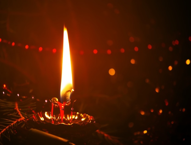 Warm licht van rode brandende kleurrijke kaarsvlam.