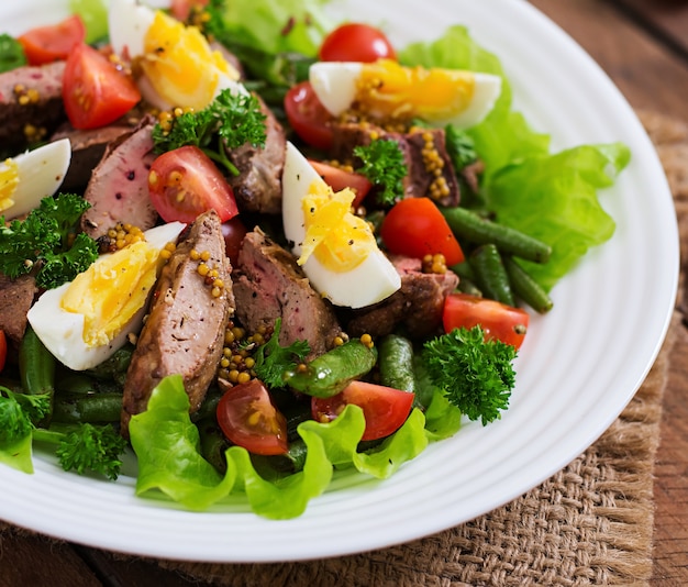 Warm salad with chicken liver, green beans, eggs, tomatoes and balsamic dressing