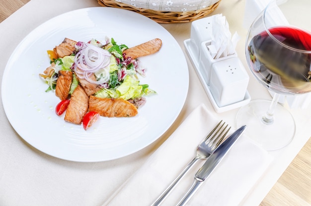 Foto insalata tiepida con salmone grigliato