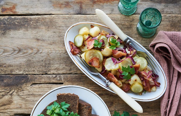 Теплый салат с картофелем, беконом и солеными огурцами