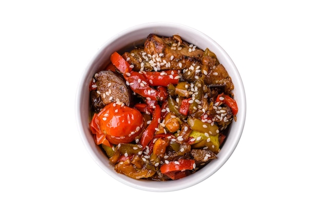 Теплый салат с телятиной, помидорами, перцами, zucchini, кунжутом, солью, специями и травами.