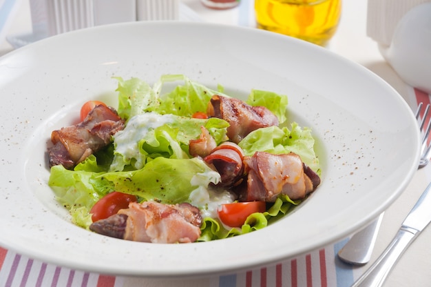 Warm salad with vegetables and bacon