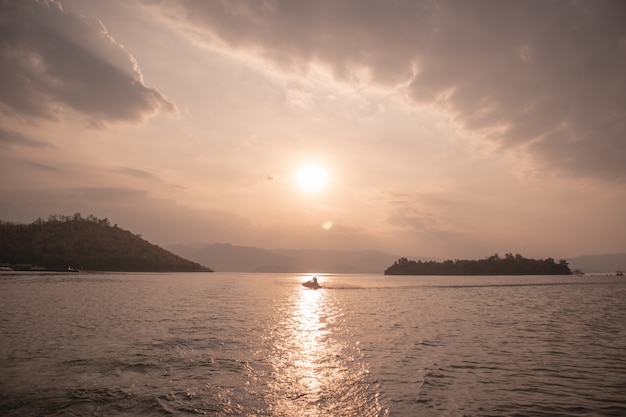 大きな湖の暖かく滑らかな夕焼けの風景。