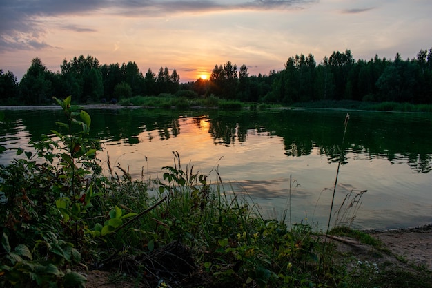 Теплый летний закат на Волге