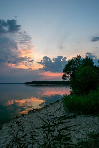 ヴォルガ川の暖かい夏の夕日