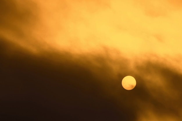 どんよりした天気で、暖かい太陽が濃い霧の中を照らします