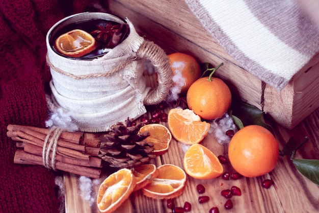 Caldo inverno con tè e mandarini