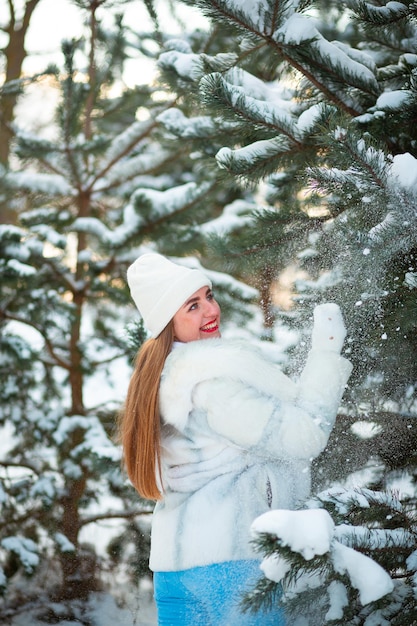 Warm witte damesbontjas Winterportret Een witte muts en warme kleding