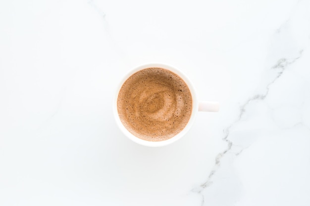 Warme aromatische koffie op marmeren flatlay