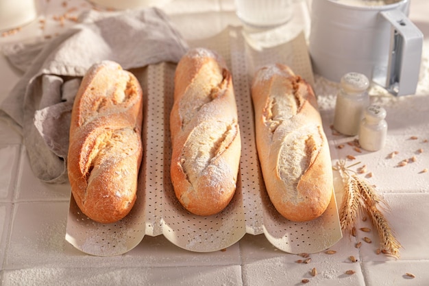 Warme baguettes vers gebakken in de thuisbakkerij