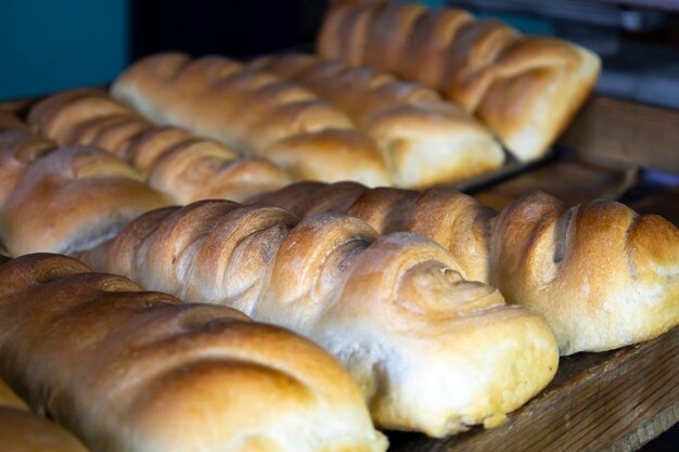 Warme broden worden in trays uitgelegd voor de verkoop