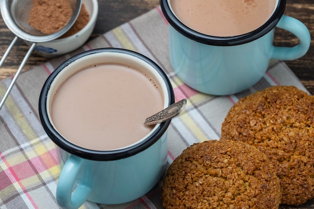 Warme cacaodrank en havermoutkoekjes op tafel