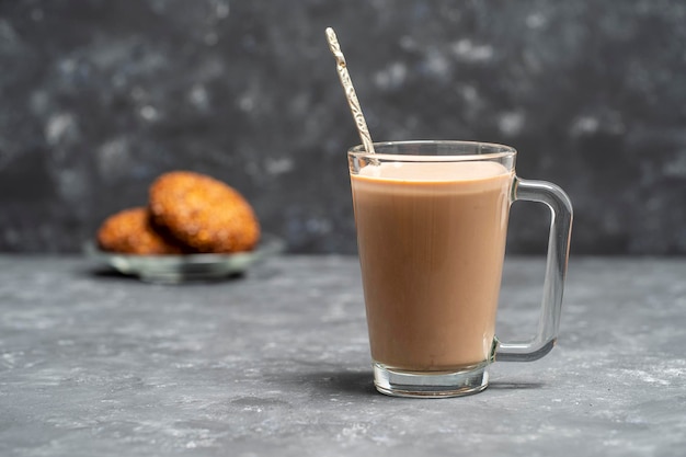 Warme cacaodrank en havermoutkoekjes op tafel