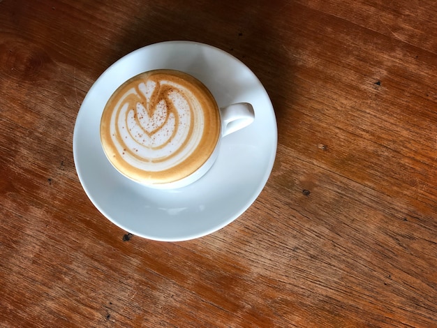 warme cappuccino koffie op houten tafel