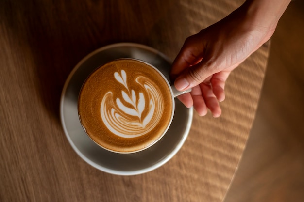 warme cappuccino met latte kunst op hout achtergrond