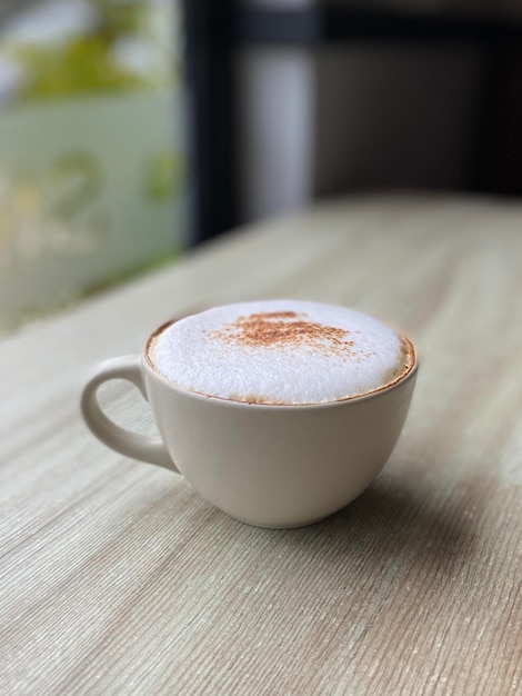 Warme cappuccino op tafel