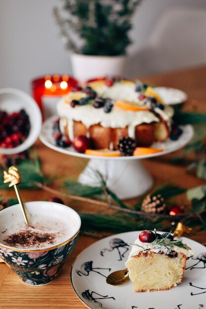 Foto warme chocolade en kersttaart.