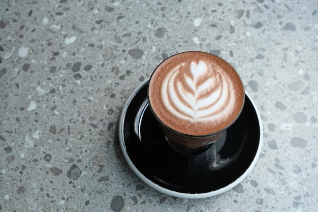 Warme chocolade latte op de tafel in de cafetaria