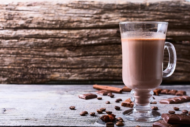 Foto warme chocoladedrank in glas met kaneelkoffie