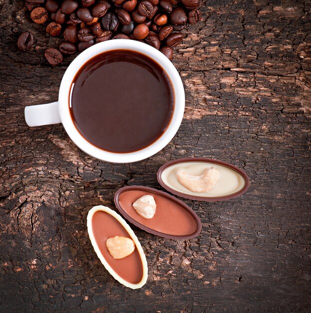 Warme chocoladedrank met koffiebonen en sauzen
