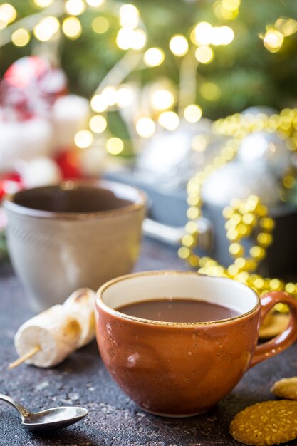 Foto warme chocolademelk en koekjes op de achtergrond van vakantiekerstmis