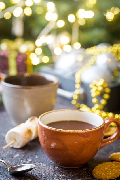 Warme chocolademelk en koekjes op de achtergrond van vakantiekerstmis