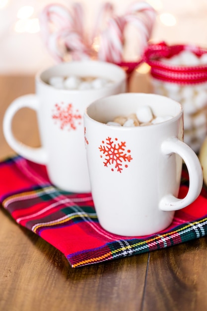 Warme chocolademelk gegarneerd met kleine witte marshmallows.