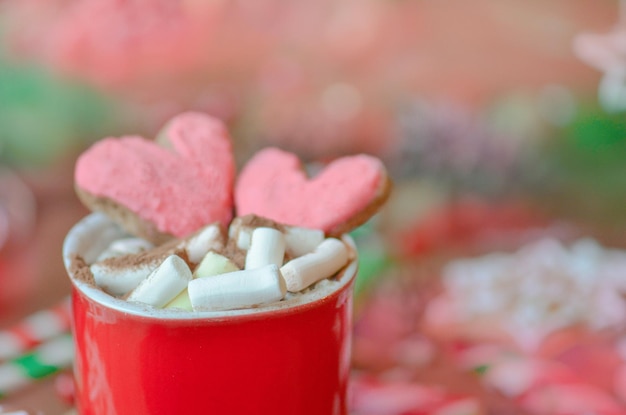 Warme chocolademelk met hartroze koekjes voor valentijnsdag concept van valentijnsdag