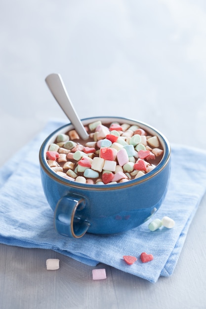Warme chocolademelk met marshmallow en rode harten