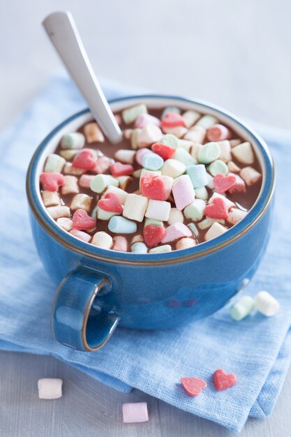 Warme chocolademelk met marshmallow en rode harten