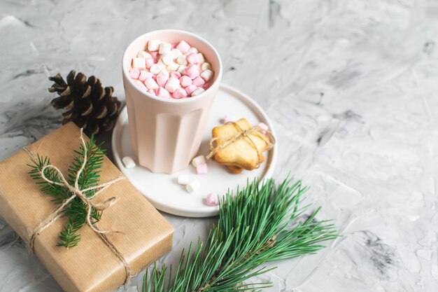 Warme chocolademelk met marshmallow-kerstcadeau Box Decoratie Natuurlijk decor Nieuwjaar Feest Vintage dennenappel Bont Boom Brunch