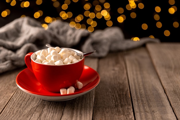 Warme chocolademelk met marshmallow op houten tafel met kopieerruimte