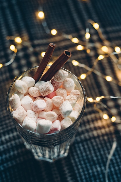 Warme chocolademelk met marshmallows en kaneelstokje. Kerstmis en Nieuwjaar achtergrond. Bovenaanzicht