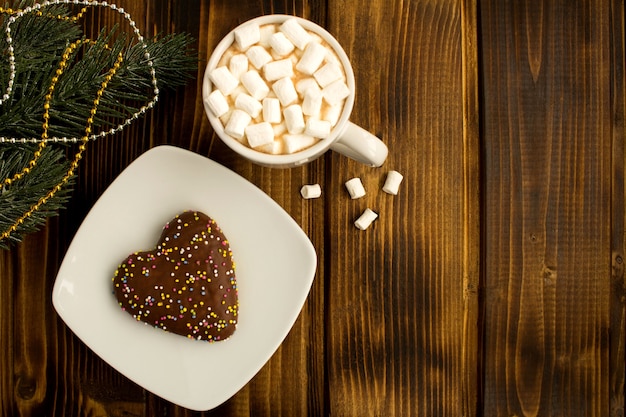 Warme chocolademelk met marshmallows en kerstkoekje