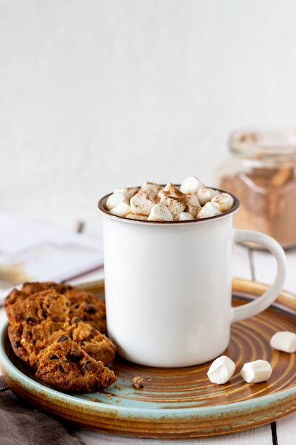 Warme chocolademelk met marshmallows in een witte mok